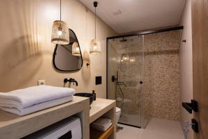 A bathroom at Isla Luxury Apartments - Private Hot tub - 100m from beach
