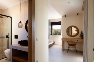 A bed or beds in a room at Isla Luxury Apartments - Private Hot tub - 100m from beach