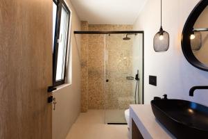A bathroom at Isla Luxury Apartments - Private Hot tub - 100m from beach