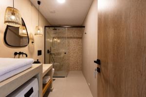 A bathroom at Isla Luxury Apartments - Private Hot tub - 100m from beach