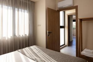 A bed or beds in a room at Isla Luxury Apartments - Private Hot tub - 100m from beach