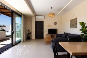 A television and/or entertainment centre at Isla Luxury Apartments - Private Hot tub - 100m from beach