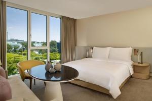 Postel nebo postele na pokoji v ubytování The Ritz-Carlton, Wolfsburg