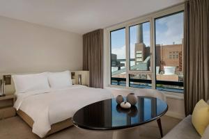 Postel nebo postele na pokoji v ubytování The Ritz-Carlton, Wolfsburg