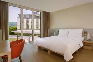 Postel nebo postele na pokoji v ubytování The Ritz-Carlton, Wolfsburg