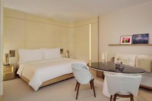 Postel nebo postele na pokoji v ubytování The Ritz-Carlton, Wolfsburg