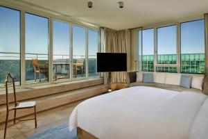 TV a/nebo společenská místnost v ubytování The Ritz-Carlton, Wolfsburg