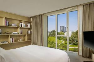 Postel nebo postele na pokoji v ubytování The Ritz-Carlton, Wolfsburg
