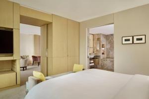 Postel nebo postele na pokoji v ubytování The Ritz-Carlton, Wolfsburg