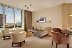 TV a/nebo společenská místnost v ubytování The Ritz-Carlton, Wolfsburg
