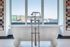 Koupelna v ubytování The Ritz-Carlton, Wolfsburg