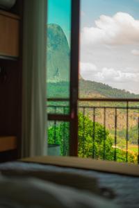 aus einem Schlafzimmerfenster mit Bergblick in der Unterkunft Blue Flat Pedra Azul - Com Vista pra Pedra in Pedra Azul