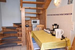 Zimmer mit einem Tisch und einer Küche mit einer Leiter in der Unterkunft GARNI in Hemmingen