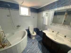 ein Badezimmer mit einer Badewanne, einem WC und einem Waschbecken in der Unterkunft Kisamos Nice Apartment 3 in Kissamos