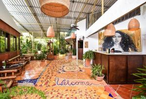 别霍港Cabinas Jacaranda的餐厅大堂铺有瓷砖地板