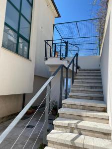 um conjunto de escadas que levam a um edifício em Lovely Suite em Šibenik