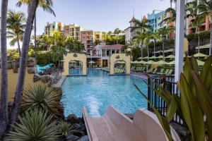 una piscina en un complejo con palmeras y edificios en Marriott's Frenchman's Cove en Estate Thomas