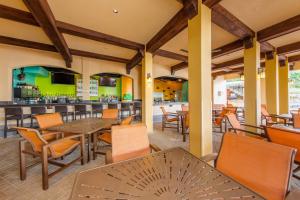 un restaurante con mesas y sillas y un bar en Marriott's Frenchman's Cove en Estate Thomas