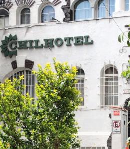 een hotelbord aan de zijkant van een gebouw bij Chilhotel en Providencia in Santiago