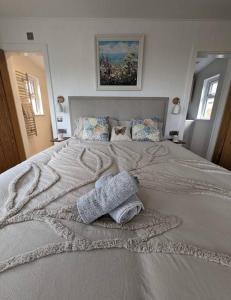 Ένα ή περισσότερα κρεβάτια σε δωμάτιο στο Cotts Cabin - Welcombe - 2 min walk to pub