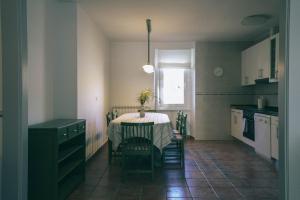 cocina con mesa con sillas y ventana en Casa Montero en Viniegra de Abajo