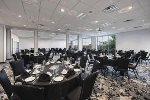 une grande chambre avec des tables et des chaises dans une pièce avec des fenêtres dans l'établissement Fairfield Inn & Suites by Marriott Winnipeg, à Winnipeg