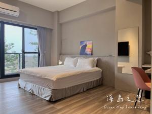 Ένα ή περισσότερα κρεβάτια σε δωμάτιο στο Ocean Nap Island Stay