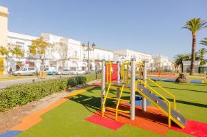 un parque infantil con tobogán en Apartamentos Ribera del Puerto, en El Puerto de Santa María