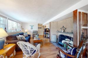 Ruang duduk di Secluded Cape Ranch