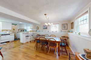 Gallery image of Secluded Cape Ranch in Yarmouth +25 photos