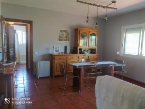 a kitchen with a table and chairs in a room at Habitación privada en casa particular, montaña in Olesa de Bonesvalls