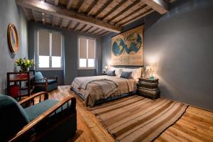 una camera da letto con un letto e un dipinto sul muro di Borgo Signature Rooms a Firenze