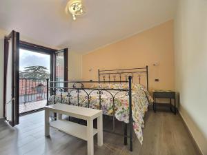 1 dormitorio con cama, mesa y ventana en House Rene, en Agerola