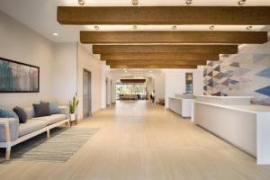 un corridoio di una casa con soffitti in legno di Residence Inn by Marriott Phoenix Chandler/South a Chandler