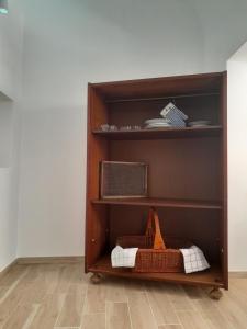 a wooden shelf with plates and baskets in a room at La Coccola in Leporano