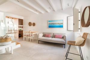 a living room with a couch and a table at Casa Nova do Levante, perto do Mar in Olhão