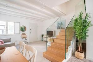 a living room with a staircase and a table at Casa Nova do Levante, perto do Mar in Olhão