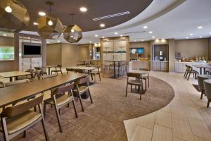 巴特勒的住宿－SpringHill Suites by Marriott Pittsburgh Butler/Centre City，一间带桌椅的餐厅和一间酒吧