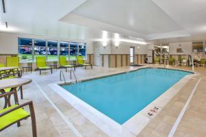 Bazén v ubytování SpringHill Suites by Marriott Pittsburgh Butler/Centre City nebo v jeho okolí