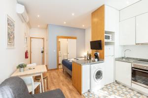 Ce petit appartement comprend une cuisine et un salon. dans l'établissement 733 Costa Cabral Metro Residence, à Porto
