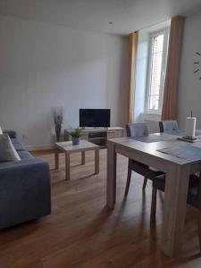Televízia a/alebo spoločenská miestnosť v ubytovaní Logement entier - Appartement