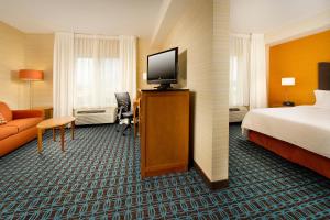 A television and/or entertainment centre at Fairfield Inn & Suites Germantown Gaithersburg