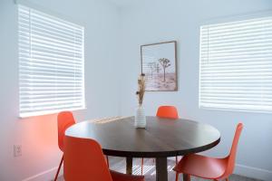 une salle à manger avec une table et des chaises rouges dans l'établissement Casa MIA central location, free parking, fully equipped, à Miami