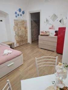 ein Wohnzimmer mit einem Bett und einem Tisch in der Unterkunft La Prima Dimora Luxury Home in Grumo Appula