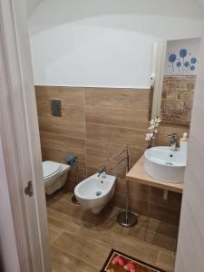 ein Badezimmer mit zwei Waschbecken und einem WC in der Unterkunft La Prima Dimora Luxury Home in Grumo Appula