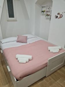 La Prima Dimora Luxury Home في Grumo Appula: سرير أبيض مع منشفتين مطويتين عليه