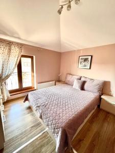 ヴァルナ・シティにあるRoman Thermae I Center Varna I Great Viewのベッドルーム1室(大型ベッド1台付)