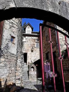 - l'entrée d'un ancien bâtiment en pierre dans l'établissement Ste ENIMIE GITE terrasse privative vue imprenable, à Sainte-Énimie