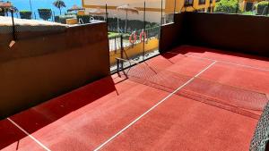 Tenis alebo squash v ubytovaní Apartamento de 2 dormitorios, gran terraza, vistas al mar cerca playa Carvajal alebo jeho okolí
