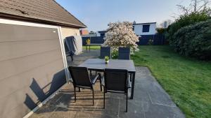 een patio met een tafel en stoelen in de achtertuin bij Ferienwohnung Meerverliebt in Cuxhaven